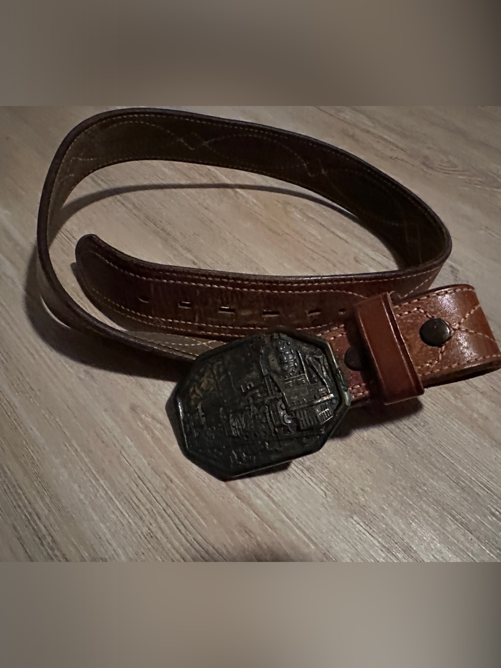 Brown Leather Men’s Belt with Decorative Buckle
